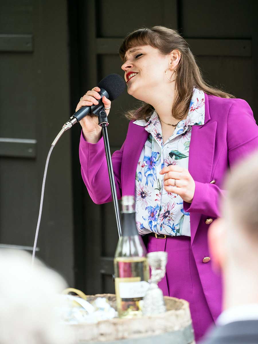 Lisa Hintzke – Freie Rednerin und Sängerin